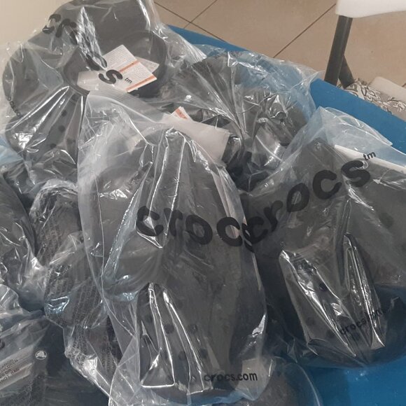 Crocs Classic Clog Unisex Slip Shoe - Ultra Light Water-Friendly Sandals - Black - Picture 7 of 9